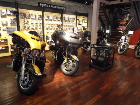 ハーレーの認定中古車は1Fでご覧いただけます。