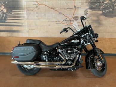 Harley-Davidson<sup>®</sup> Heritage Classic 114 2021 FLHCS 051796U-ADV Black