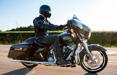 2022 Harley-Davidson® Street Glide® vs 2023 Indian Chieftain near University of South Florida