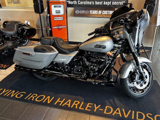 2023 Harley-Davidson<sup>®</sup> CVO™ Street Glide<sup>®</sup> Dark Platinum w/ Pinstripe