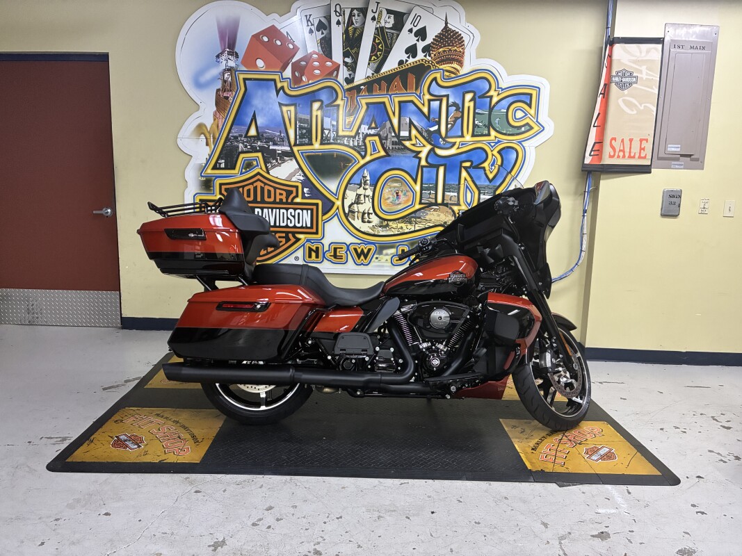 2025 Harley-Davidson® Street Glide® Ultra Whiskey Fire / Vivid Black - Black Finish