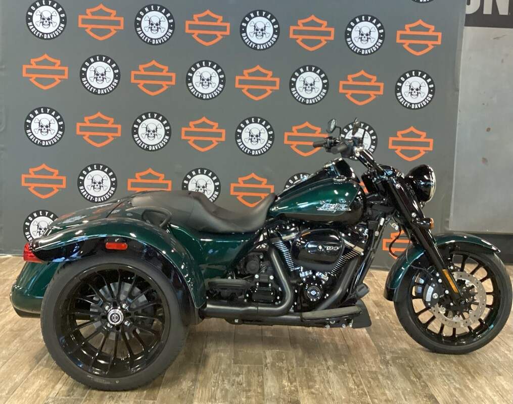 2024 Harley-Davidson<sup>®</sup> Freewheeler<sup>®</sup> ALPINE GRN/BLK W/ PINSTRIPE