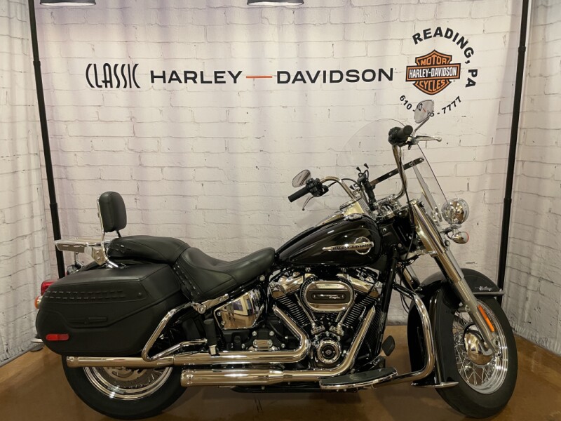 2020 Harley-Davidson<sup>®</sup> Heritage Classic 107 FLHC Vivid Black