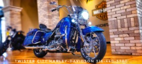 2013 Harley-Davidson<sup>®</sup> CVO<sup>™</sup> Road King<sup>®</sup> . FLHRSE5 thumb 2