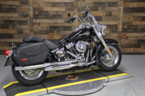 2020 Harley-Davidson<sup>®</sup> Heritage Classic 107 Black thumb 3