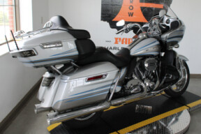 2016 Harley-Davidson CVO Road Glide Ultra FLTRUSE thumb 2
