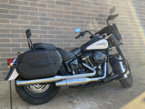 2019 Harley-Davidson<sup>®</sup> Heritage Classic 107 BILLBLU/BILLWHT W/PINSTRIPE thumb 0