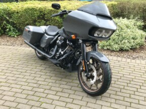 2022 Harley-Davidson<sup>®</sup> Road Glide<sup>®</sup> ST Gunship Grey – Black Finish thumb 2
