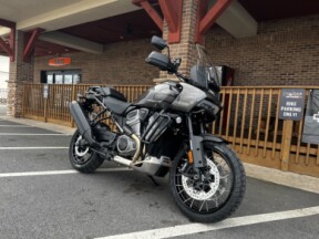 2023 Harley-Davidson<sup>®</sup> Pan America™ 1250 Special Industrial Yellow / White Sand thumb 3