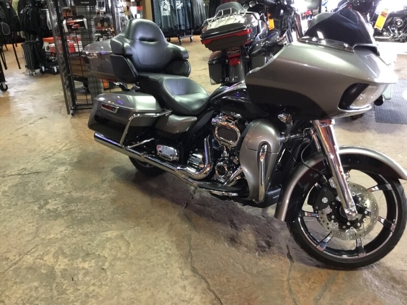 2017 Harley-Davidson® Road Glide® Ultra BIL SLVR/V BLK W/PINSTRIPE