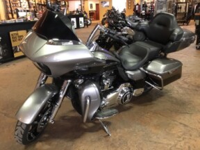 2017 Harley-Davidson® Road Glide® Ultra BIL SLVR/V BLK W/PINSTRIPE thumb 3
