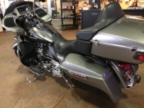 2017 Harley-Davidson® Road Glide® Ultra BIL SLVR/V BLK W/PINSTRIPE thumb 2