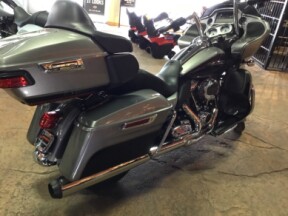 2017 Harley-Davidson® Road Glide® Ultra BIL SLVR/V BLK W/PINSTRIPE thumb 1