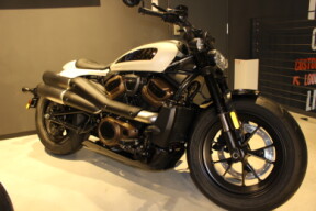 2023 Harley-Davidson<sup>®</sup> Sportster<sup>®</sup> S White Sand Pearl thumb 1