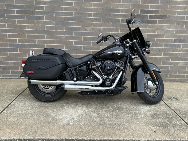 2019 Harley-Davidson<sup>®</sup> Heritage Classic 107 BLACK W/PINSTRIPE