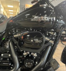 2023 Harley-Davidson<sup>®</sup> Freewheeler<sup>®</sup> Vivid Black thumb 1