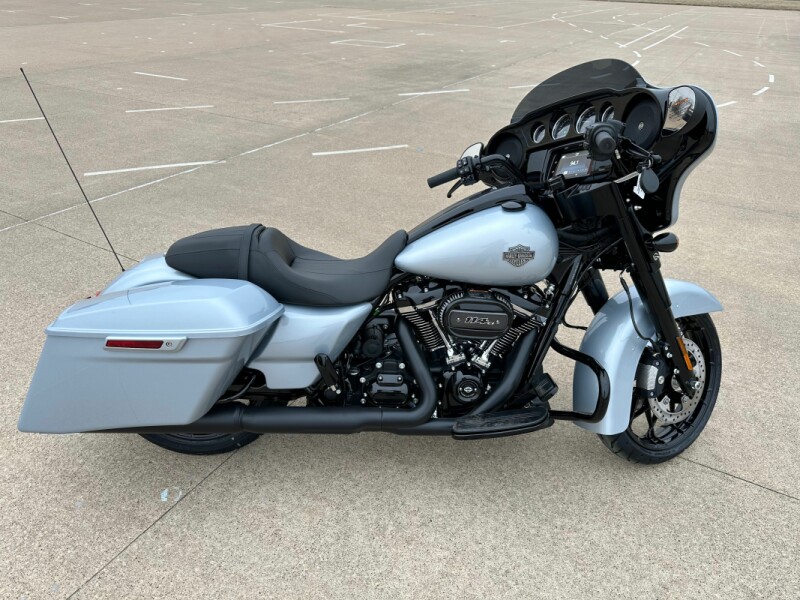 2023 Harley-Davidson<sup>®</sup> Street Glide<sup>®</sup> Special Atlas Silver Metallic – Black Fini