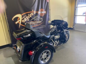 2023 Harley-Davidson<sup>®</sup> Tri Glide<sup>®</sup> Ultra Black thumb 2