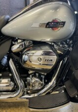 Atlas Silver Metallic 2023 Harley-Davidson Tri Glide Ultra FLHTCUTG thumb 2