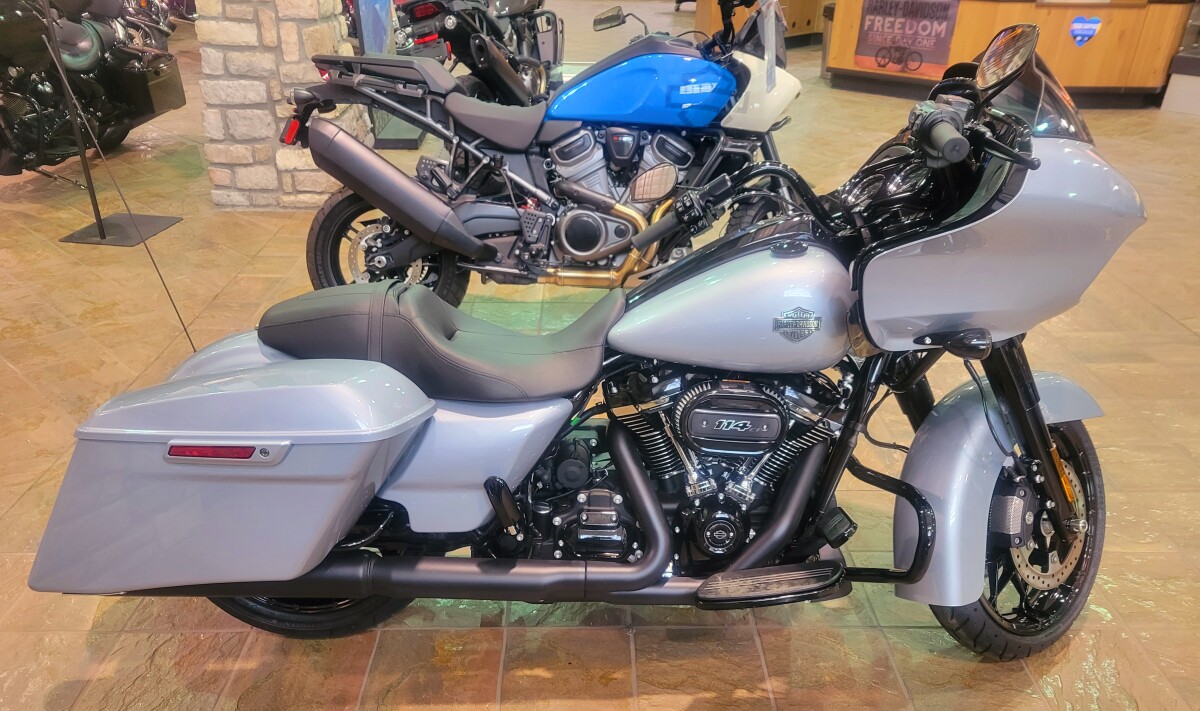 2023 HarleyDavidson® Road Glide® Special Atlas Silver Metallic Black