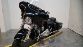 FLHT 2021 Electra Glide<sup>®</sup> Standard thumb 2