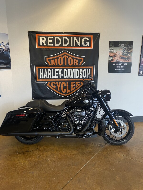 2023 Harley-Davidson<sup>®</sup> Road King<sup>®</sup> Special Vivid Black – Black Finish