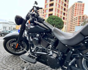 2016 Harley-Davidson<sup>®</sup> Fat Boy<sup>®</sup> Vivid Black thumb 0