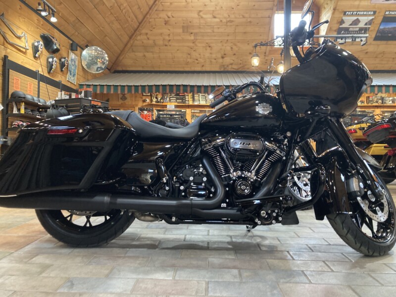 2023 Harley-Davidson<sup>®</sup> Road Glide<sup>®</sup> Special Vivid Black (Black Finish w/Cast Whe