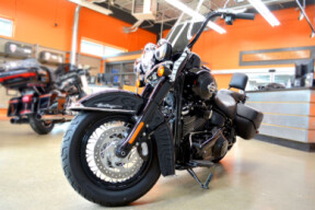 2019 Harley-Davidson<sup>®</sup> Heritage Classic 114 Vivid Black thumb 2