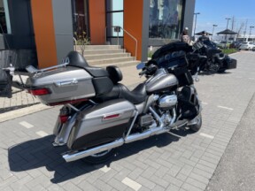 2017 Harley-Davidson<sup>®</sup> Ultra Limited Two-Tone Brilliant Silver Pearl/Vivid Black thumb 0