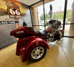 Heirloom Red Fade 2023 Harley-Davidson Tri Glide Ultra FLHTCUTGAN thumb 1
