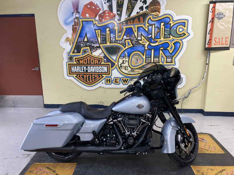 2023 Harley-Davidson<sup>®</sup> Street Glide<sup>®</sup> Special Atlas Silver – Black Finish