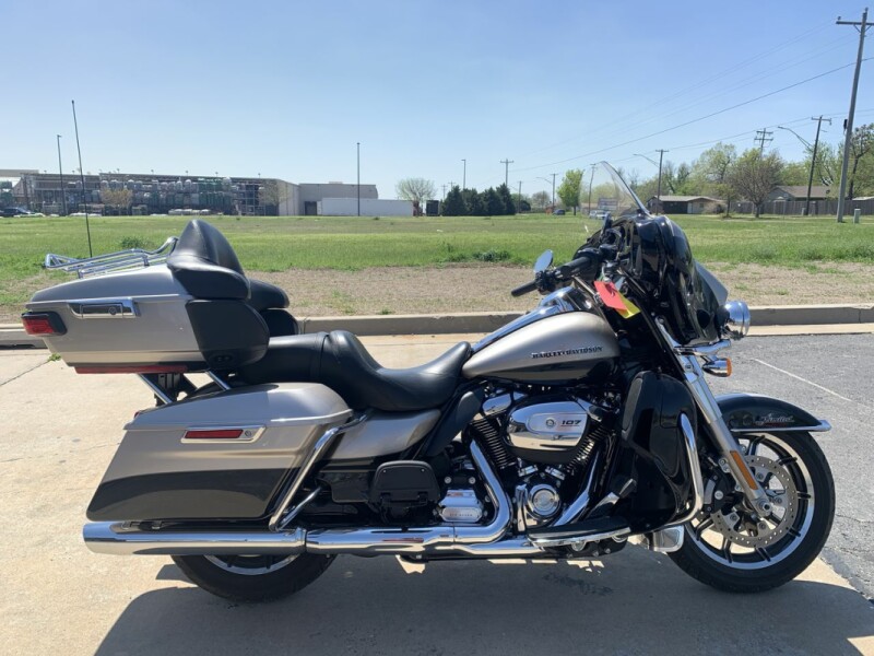 Harley-Davidson<sup>®</sup> Ultra Limited 2018 FLHTK Silver Fortune/Black Tempest
