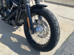 Harley-Davidson<sup>®</sup> Street Bob<sup>®</sup> 2020 FXBB BLACK W/PINSTRIPE 024 thumb 3