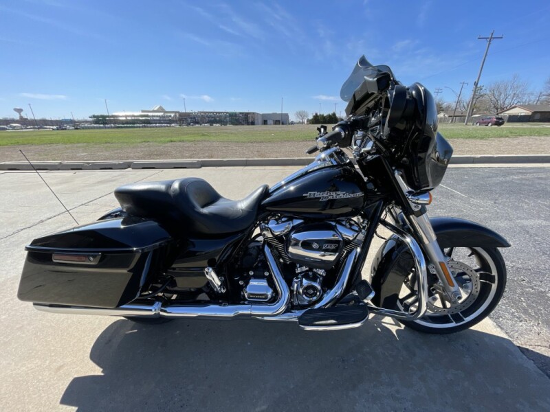 Harley-Davidson<sup>®</sup> Street Glide<sup>®</sup> Special 2017 FLHXS Vivid Black