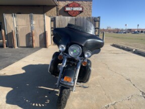 Harley-Davidson<sup>®</sup> Electra Glide® Ultra Classic® 2009 FLHTCU Black Pearl thumb 2