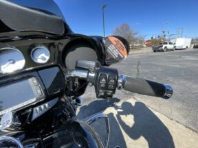 Harley-Davidson<sup>®</sup> Street Glide<sup>®</sup> Special 2017 FLHXS Vivid Black thumb 1