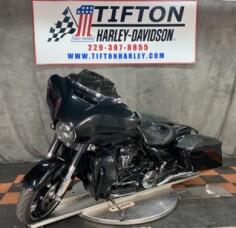 FLHXSE 2017 CVO™ Street Glide<sup>®</sup> thumb 3