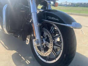 Harley-Davidson<sup>®</sup> Electra Glide<sup>®</sup> Ultra Classic<sup>®</sup> 2019 FLHTCU Vivid Bl thumb 3