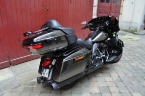 2018 Harley-Davidson® CVO™ Limited Black Earth Fade thumb 2