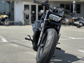 2023 Harley-Davidson<sup>®</sup> Sportster<sup>®</sup> S Vivid Black thumb 2