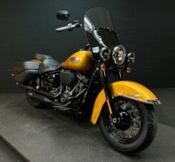 Harley-Davidson<sup>®</sup> Heritage Classic 2023 FLHCS BLACK thumb 3