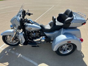 2023 Harley-Davidson<sup>®</sup> Tri Glide<sup>®</sup> Ultra Atlas Silver Metallic thumb 0