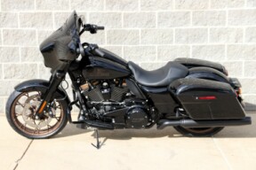 FLHXST 2023 Street Glide<sup>®</sup> ST thumb 3