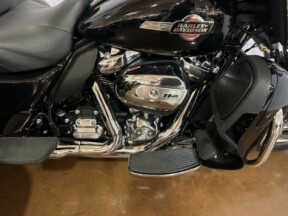 2023 Harley-Davidson<sup>®</sup> Tri Glide<sup>®</sup> Ultra FLHTCUTG Vivid Black thumb 2