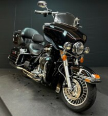 Harley-Davidson<sup>®</sup> Ultra Classic<sup>™</sup> Electra Glide® 2012 FLHTCU BLACK thumb 3