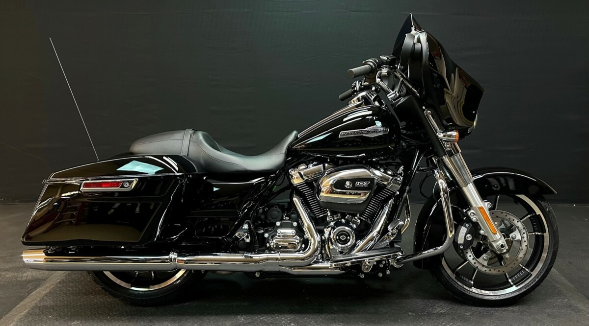 Harley-Davidson<sup>®</sup> Street Glide<sup>®</sup> 2023 FLHX BLACK