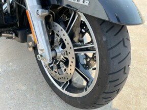 Harley-Davidson<sup>®</sup> Ultra Limited 2020 FLHTK Vivid Black thumb 3