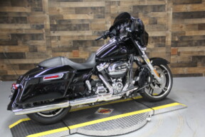 2017 Harley-Davidson<sup>®</sup> Street Glide<sup>®</sup> Special Vivid Black thumb 3