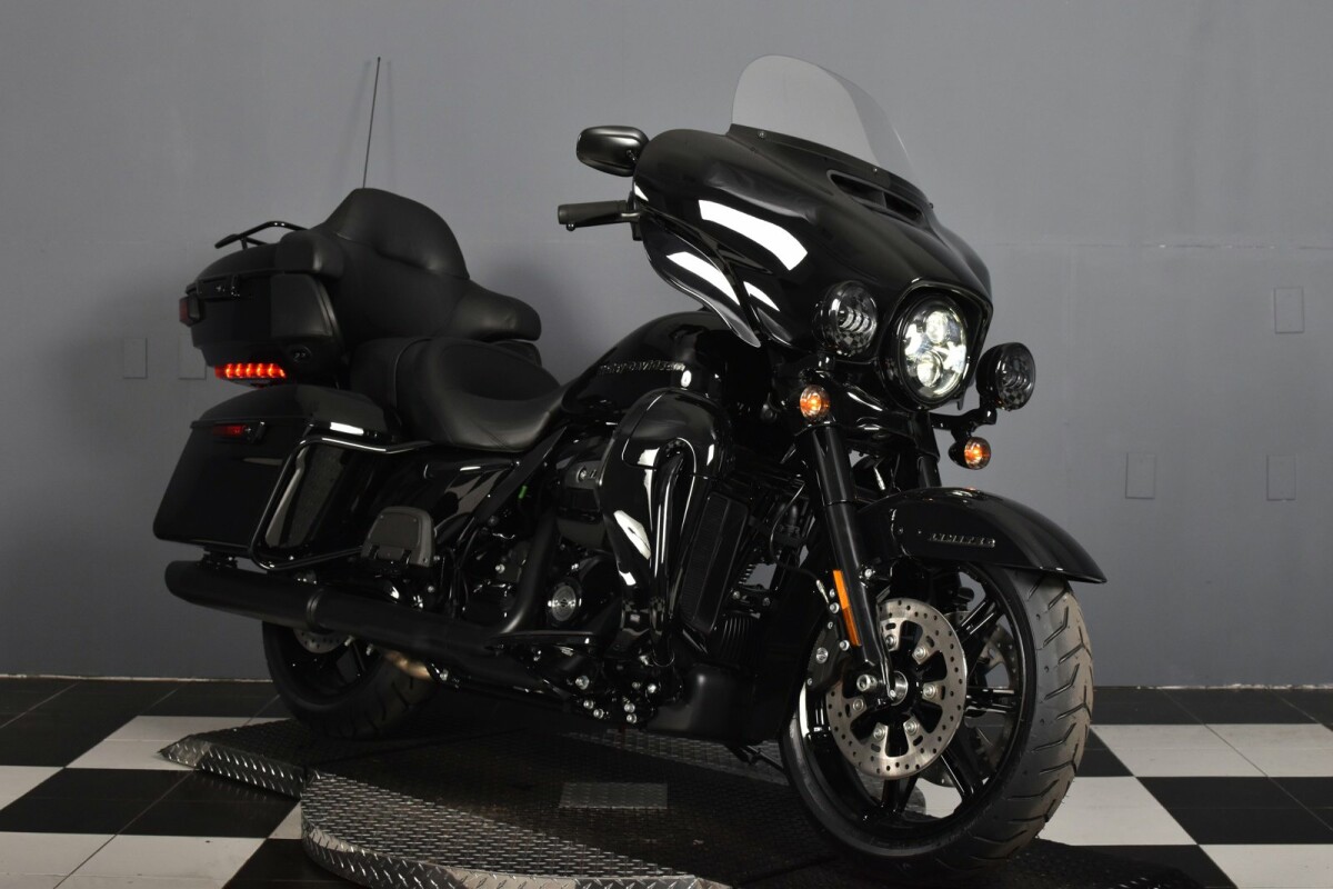 2022 Harley-Davidson<sup>®</sup> Road Glide<sup>®</sup> Limited FLTRK